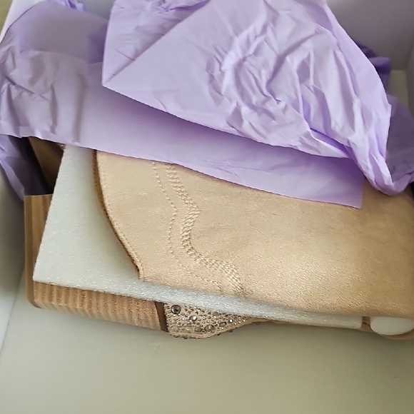 Elegant Cream Western Boots - Picture 4 of 5